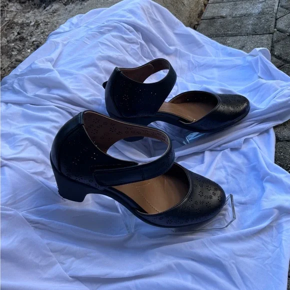 Easy Spirit Black Women's Heels - Picture 2 of 3